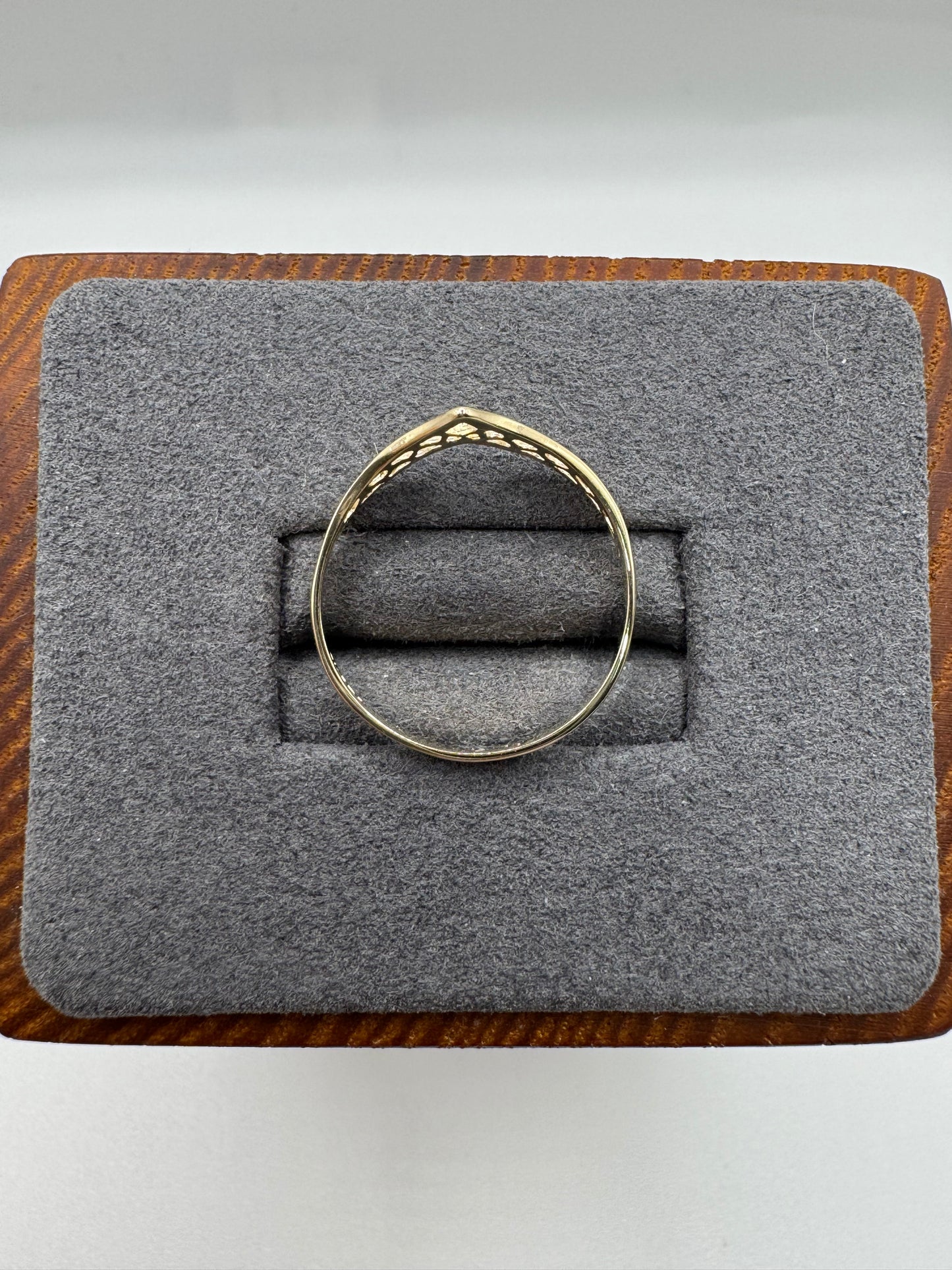 9ct gold patterned wishbone ring