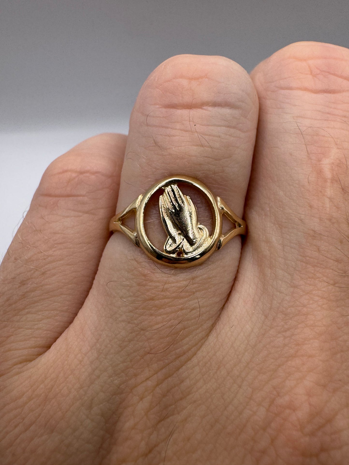 9ct gold praying hands ring