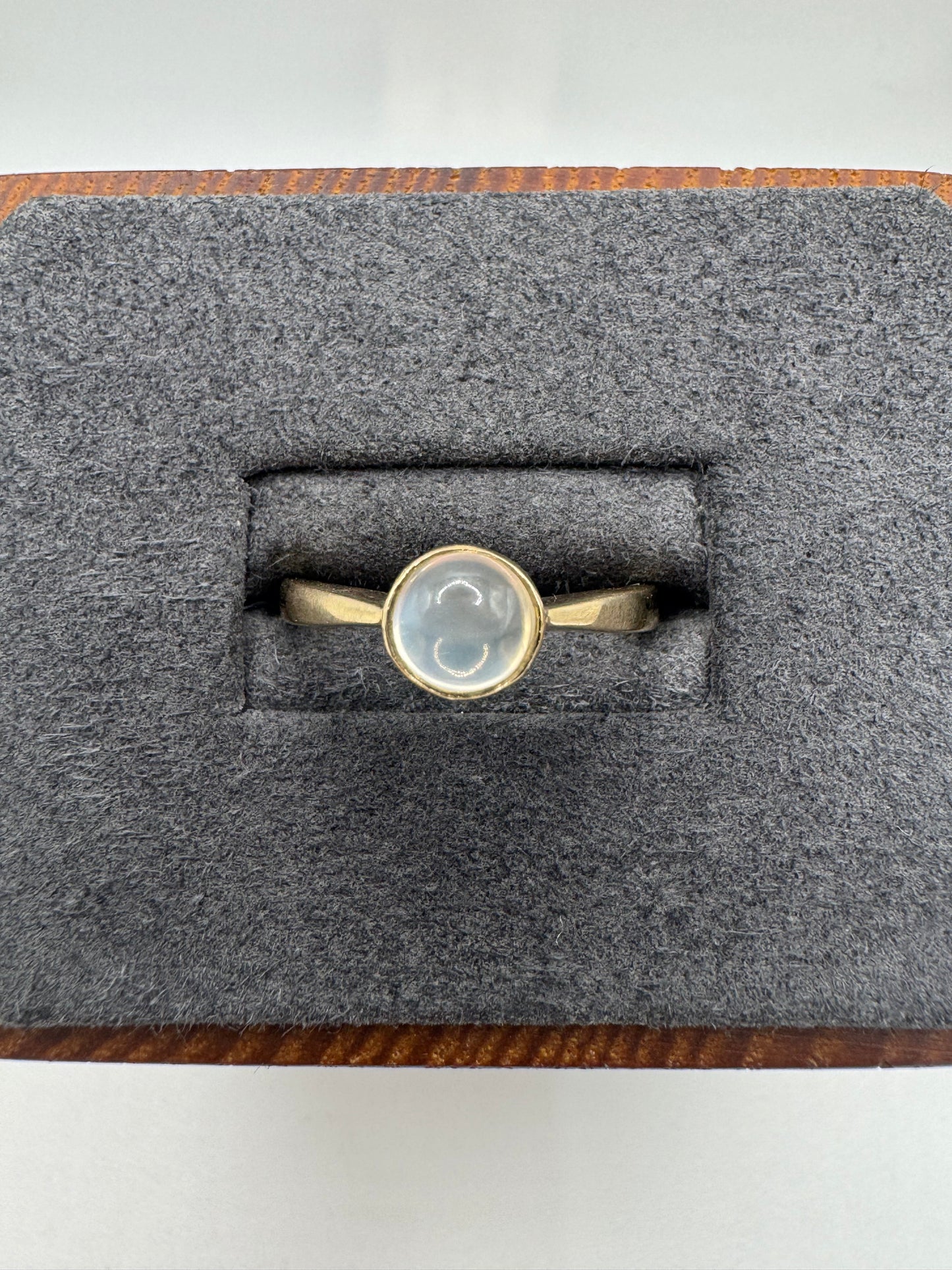 9ct gold moonstone ring