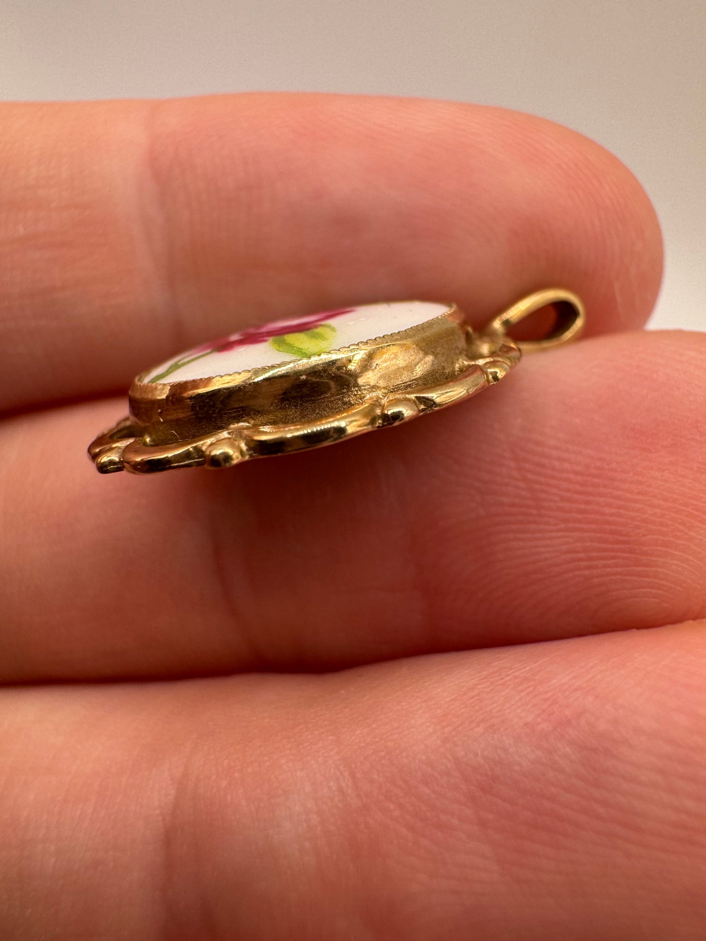 9ct gold enamel flower pendant