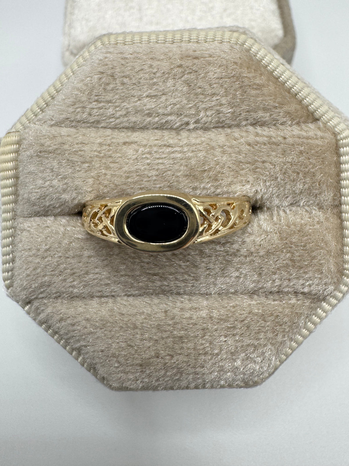 9ct gold onyx ring