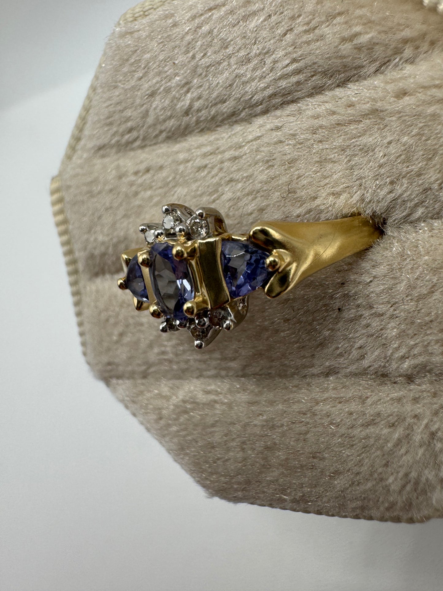 9ct gold tanzanite and diamond ring