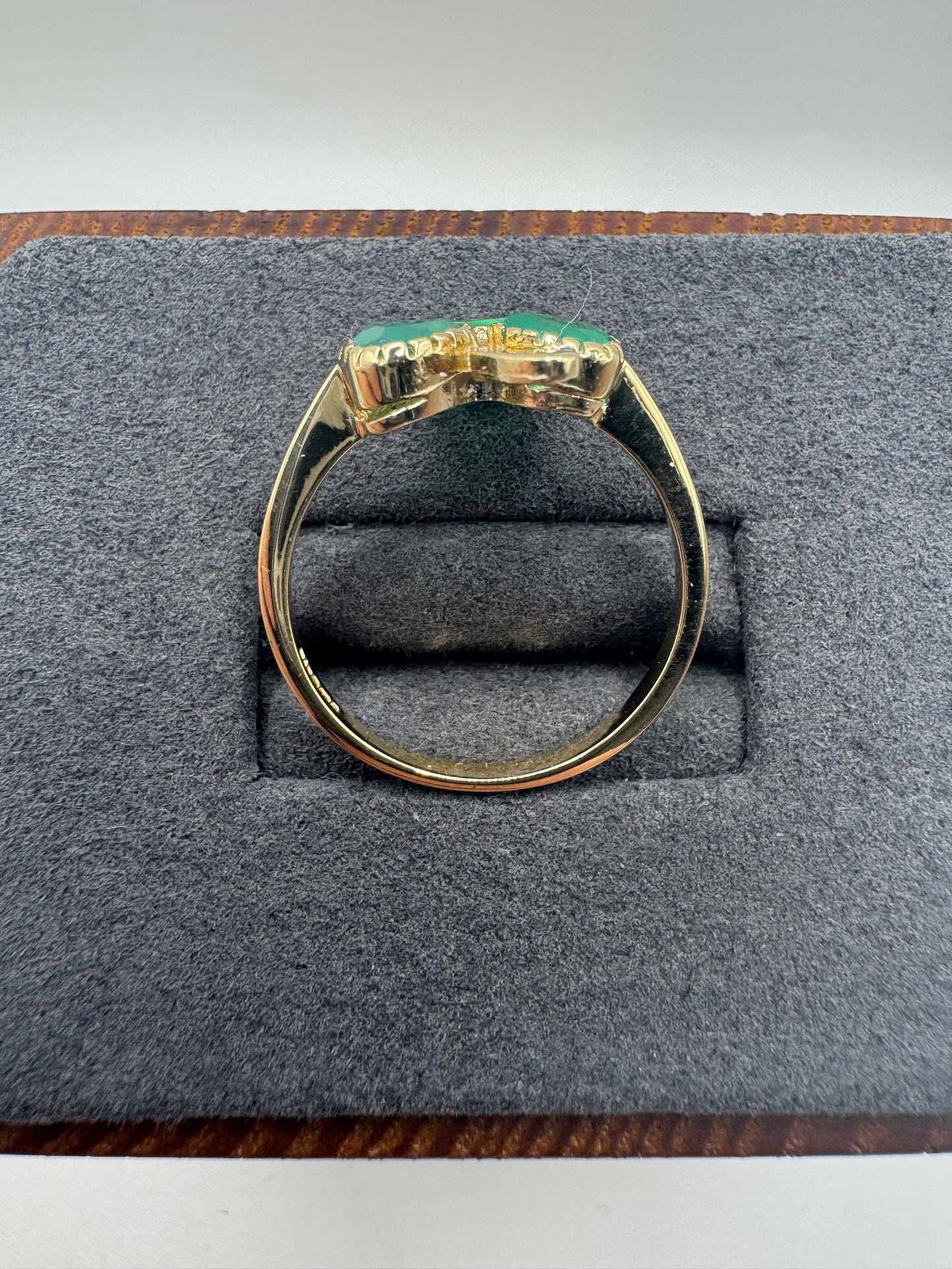 9ct gold green agate shamrock ring