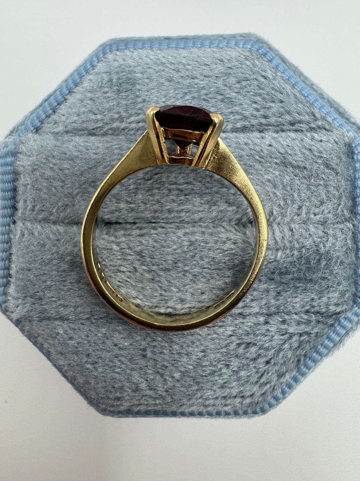 9ct gold garnet ring