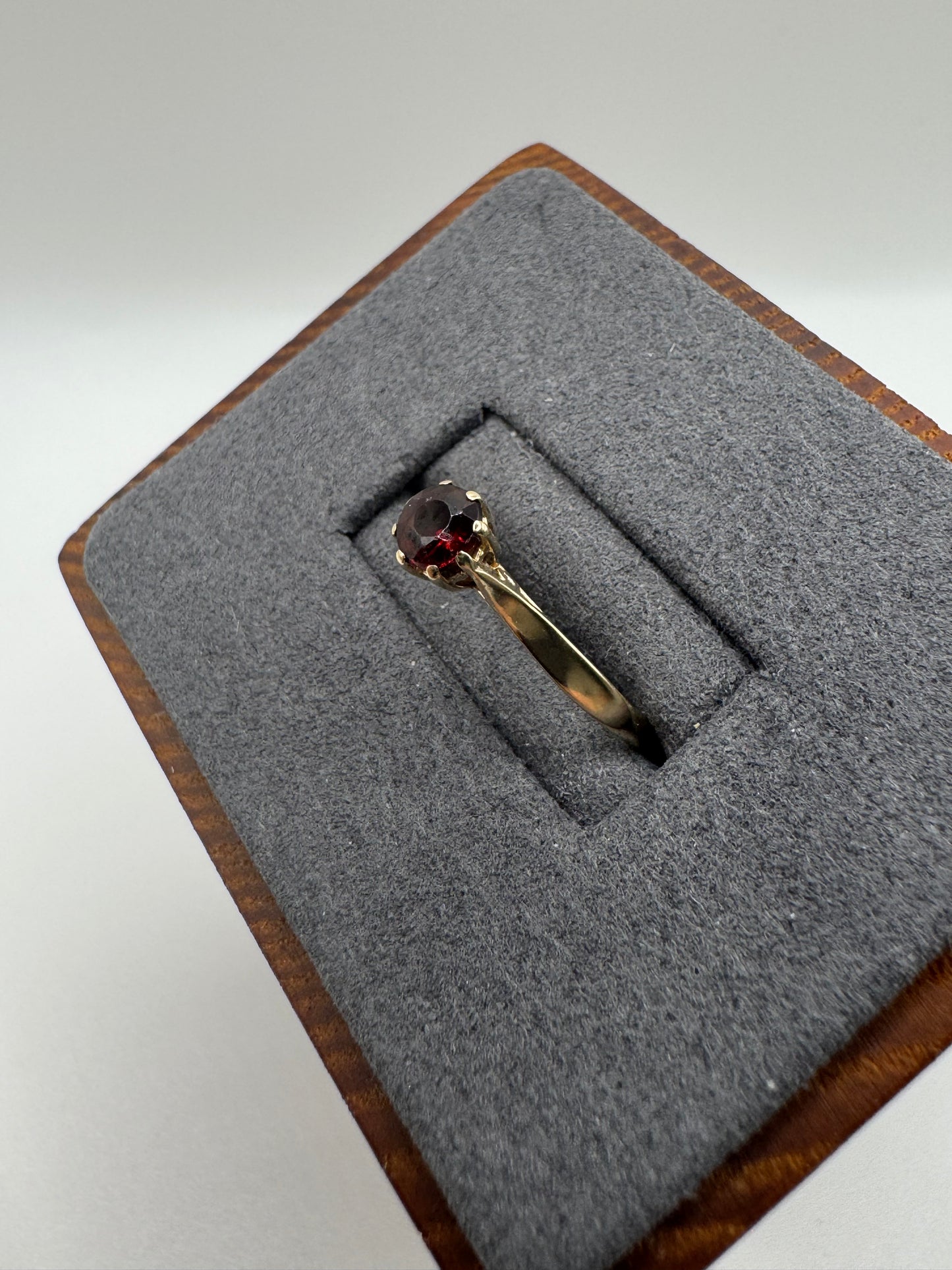 9ct gold garnet ring