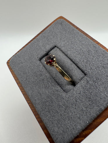 9ct gold garnet ring