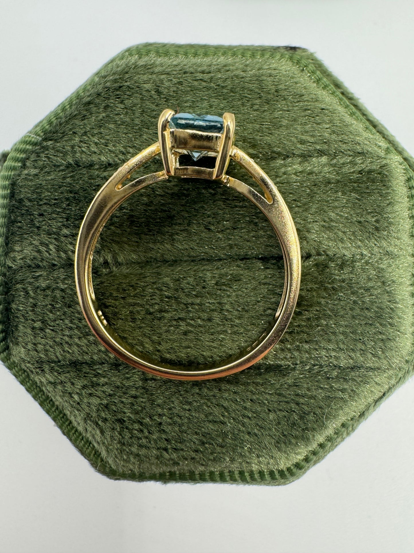 9ct gold aquamarine and diamond ring