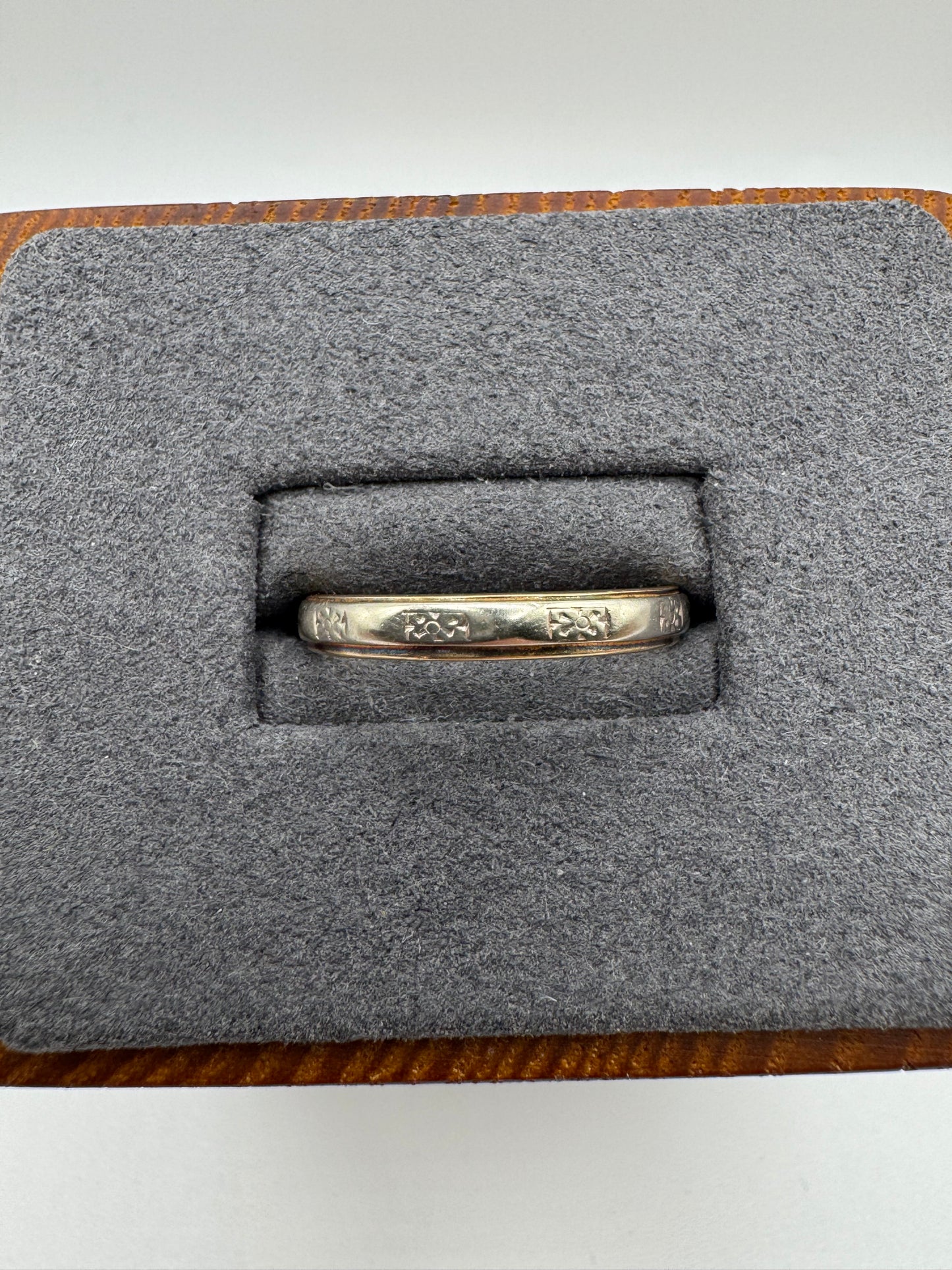9ct two tone gold engraved band