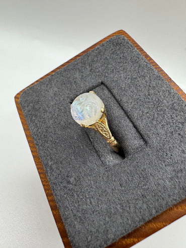 9ct gold carved moonstone ring