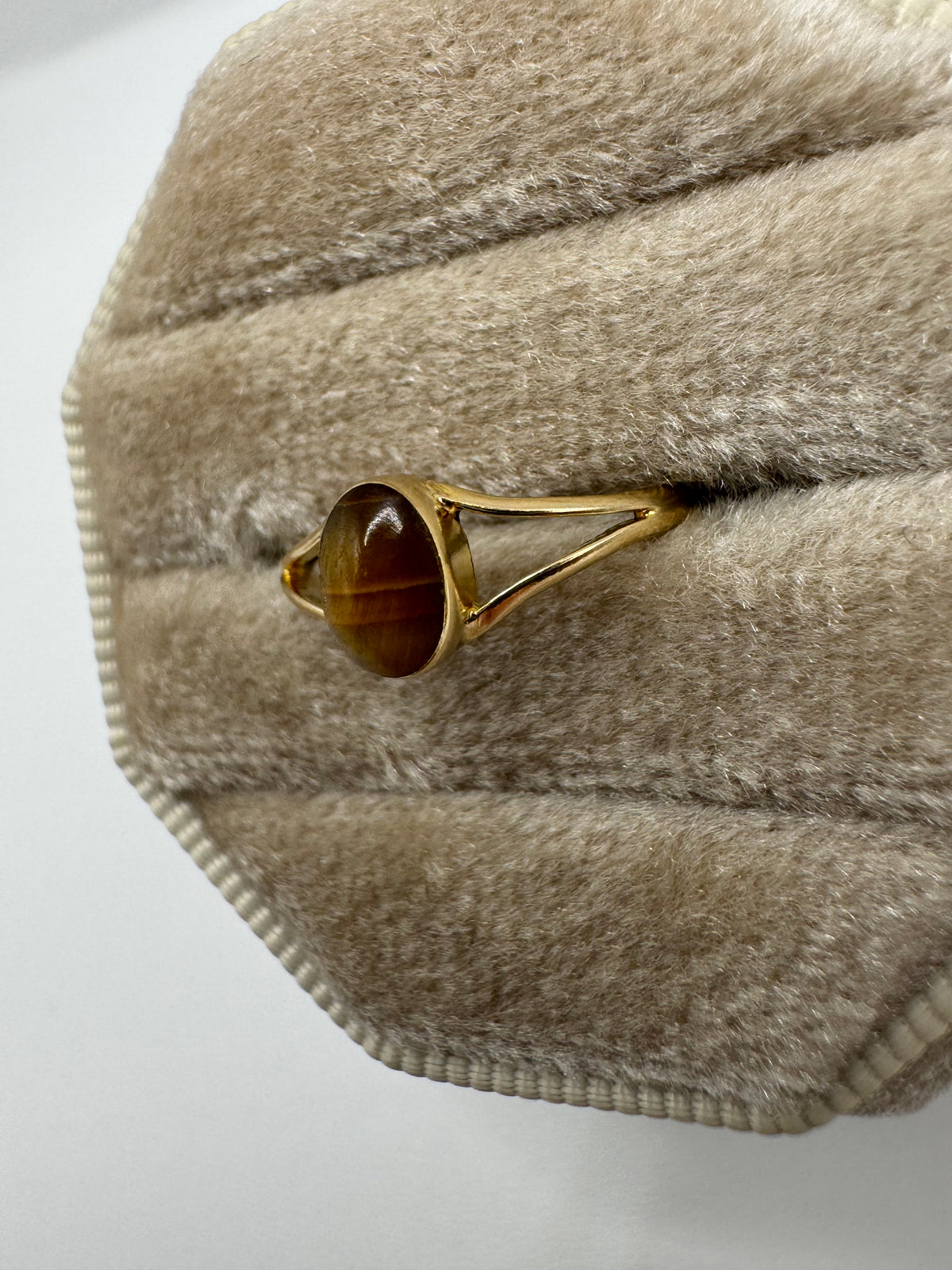 9ct gold tigers eye ring