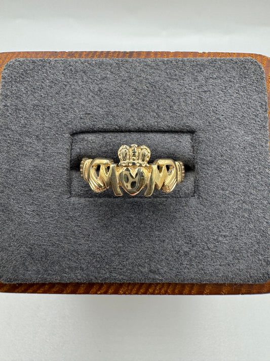 9ct gold “MOM” claddagh ring