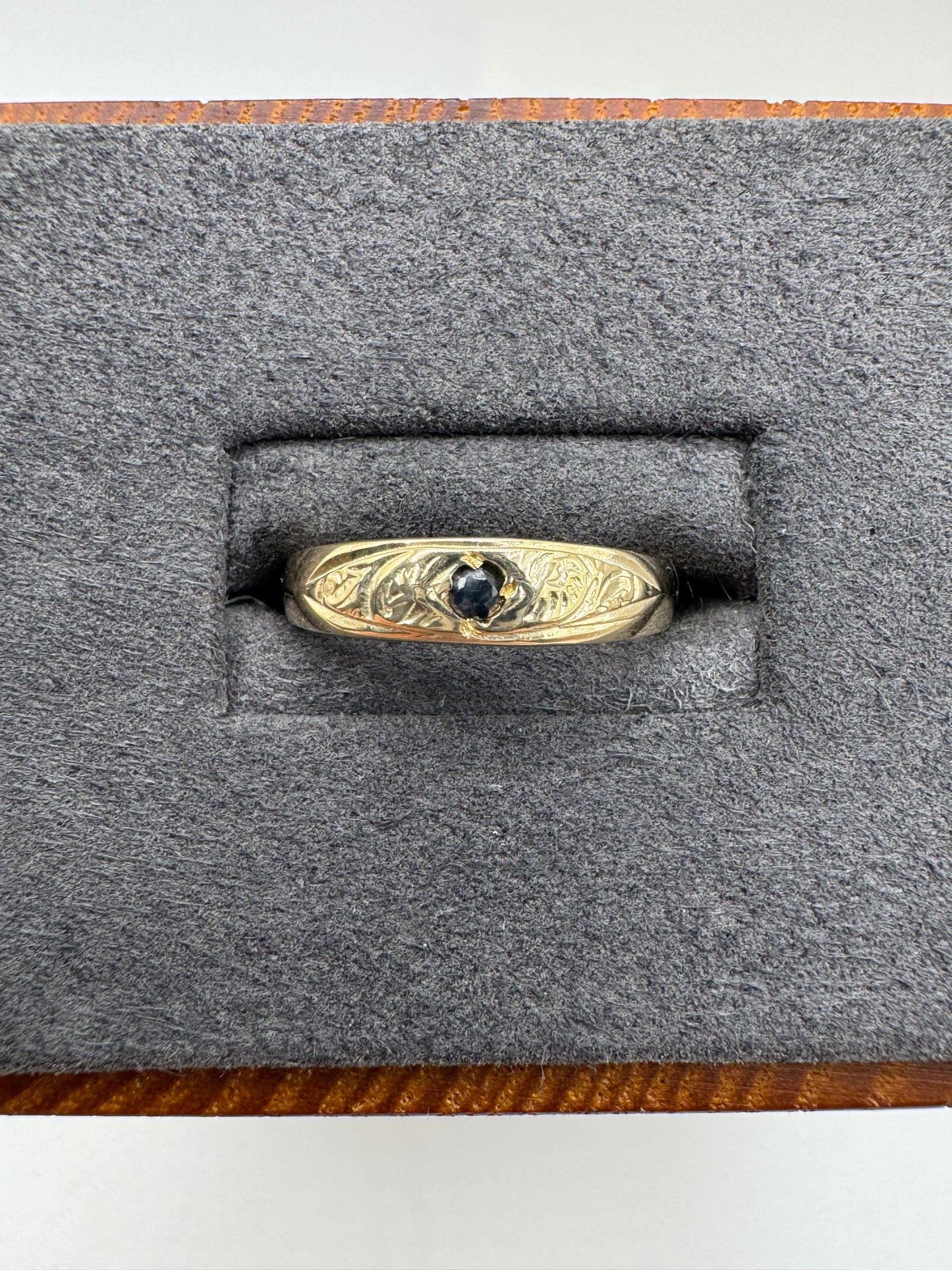 9ct gold sapphire engraved gypsy ring