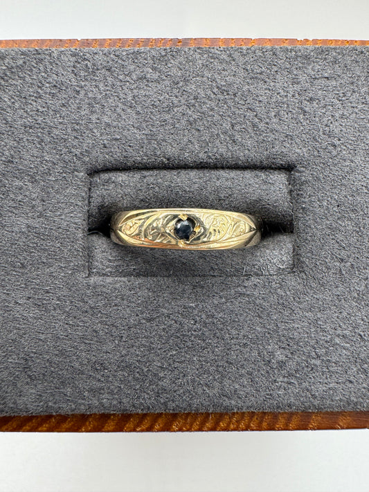 9ct gold sapphire engraved gypsy ring