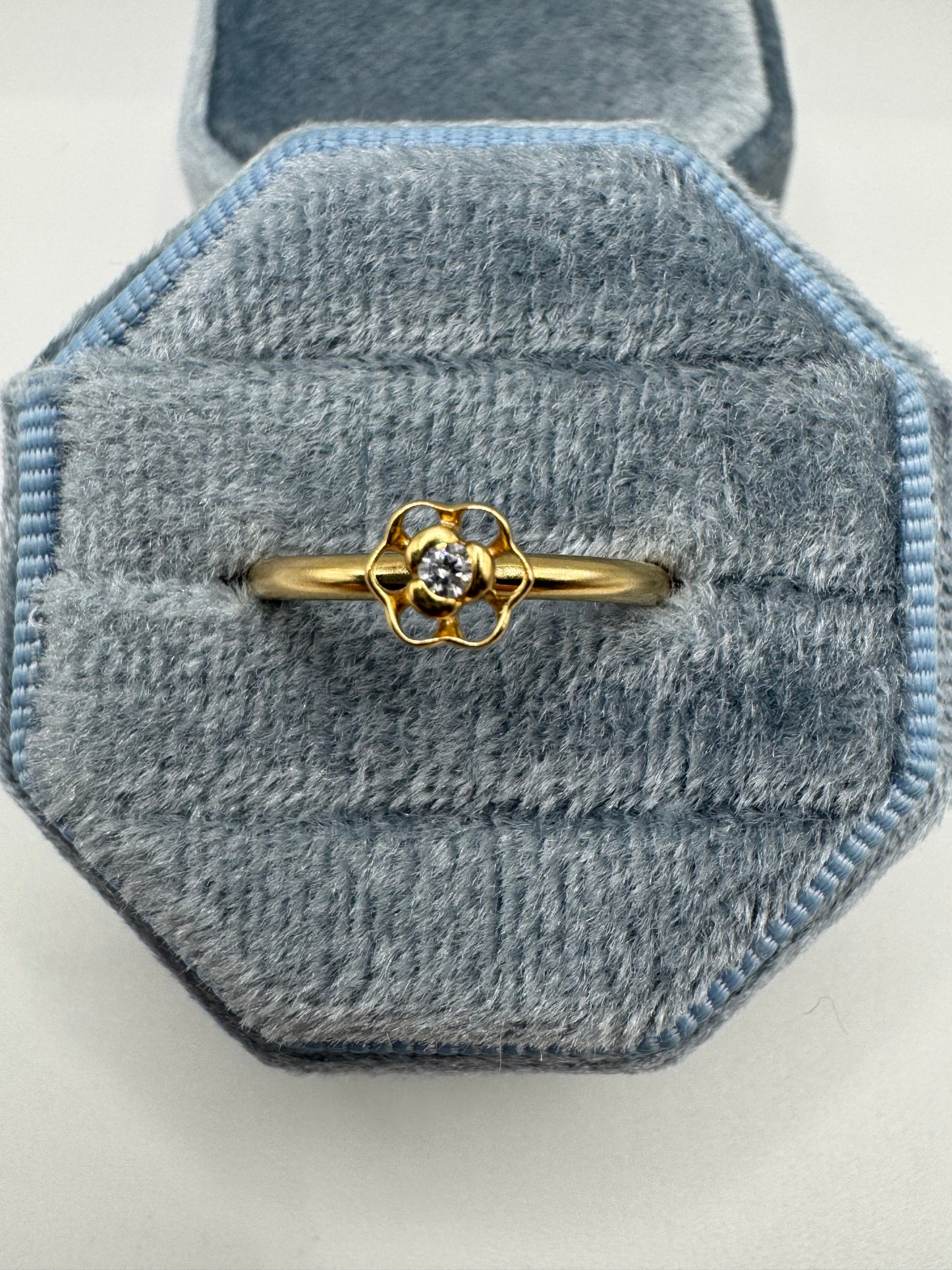 9ct gold cz flower ring