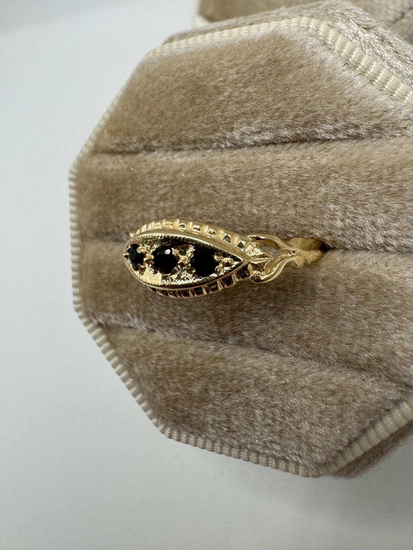 9ct gold sapphire gypsy ring