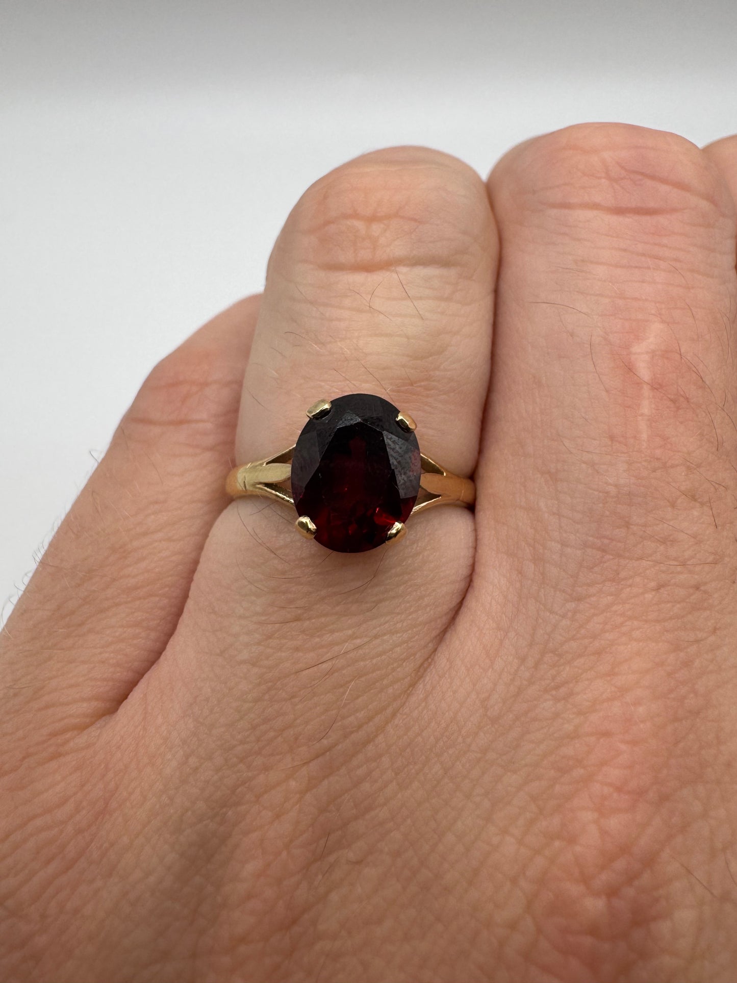 9ct gold garnet ring