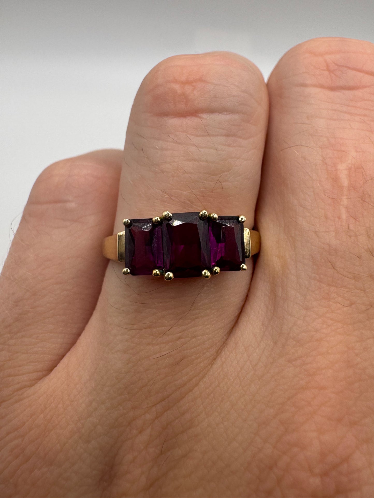 9ct gold garnet ring