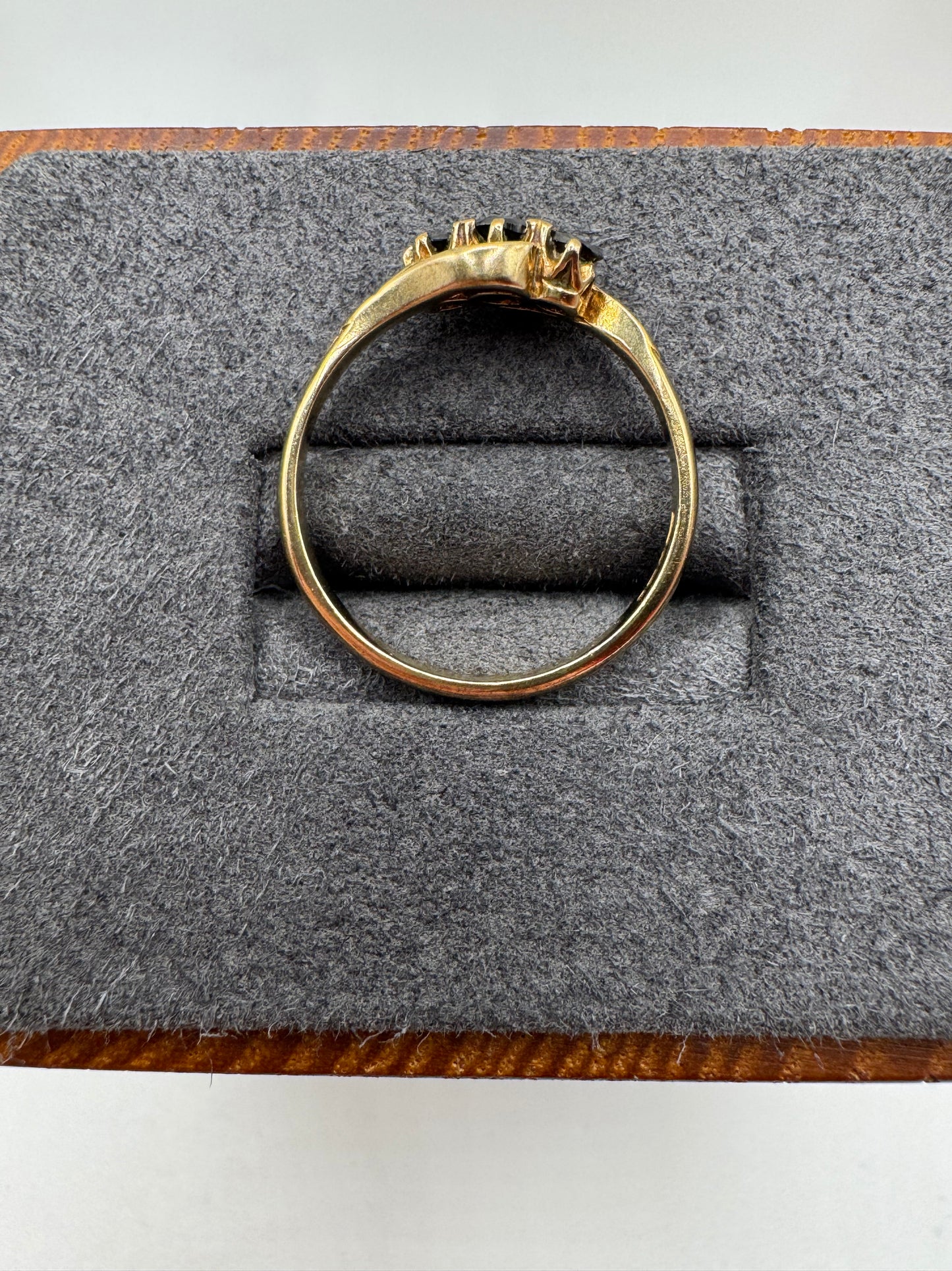 9ct gold garnet ring