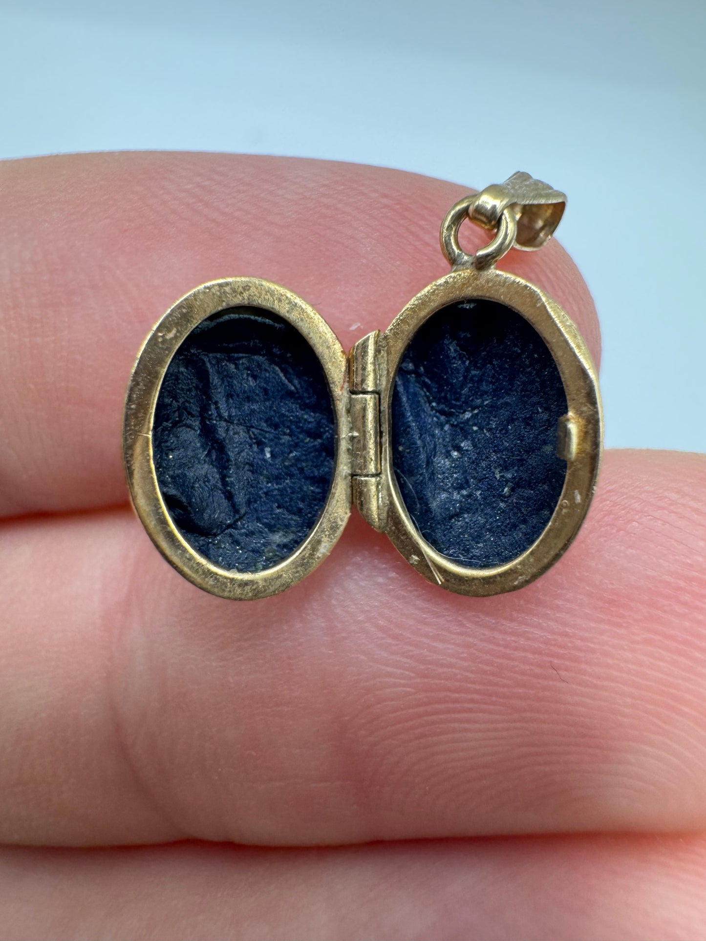 9ct gold engraved locket