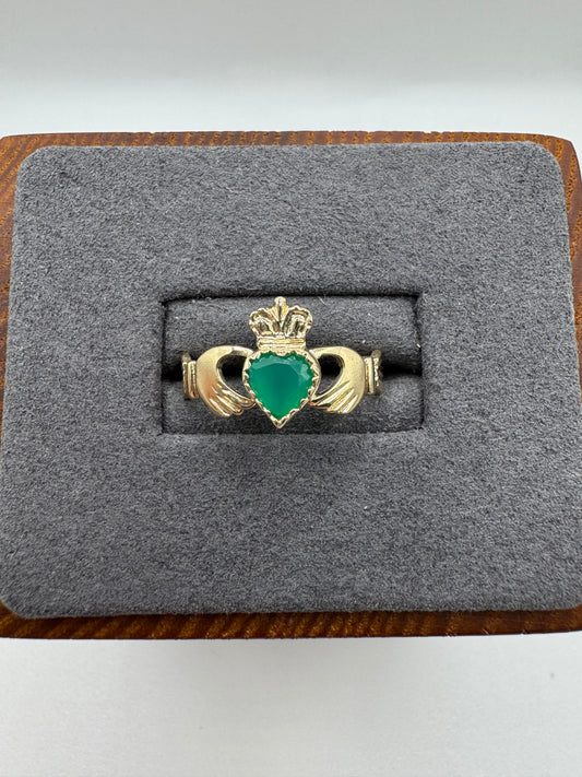 9ct gold green agate claddagh ring