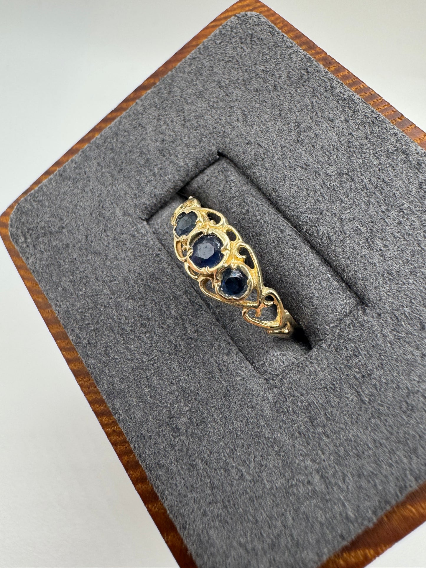 9ct gold sapphire ring