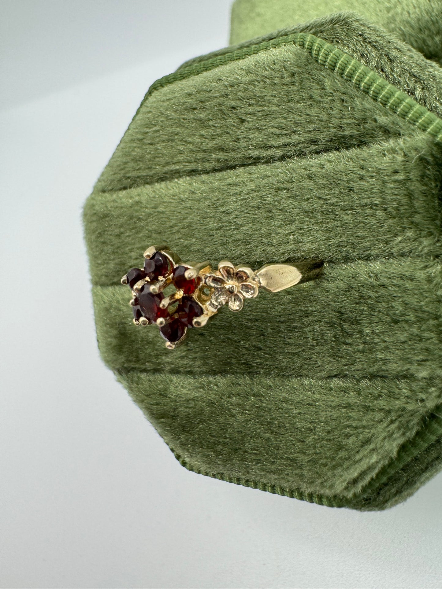 9ct gold garnet cluster ring