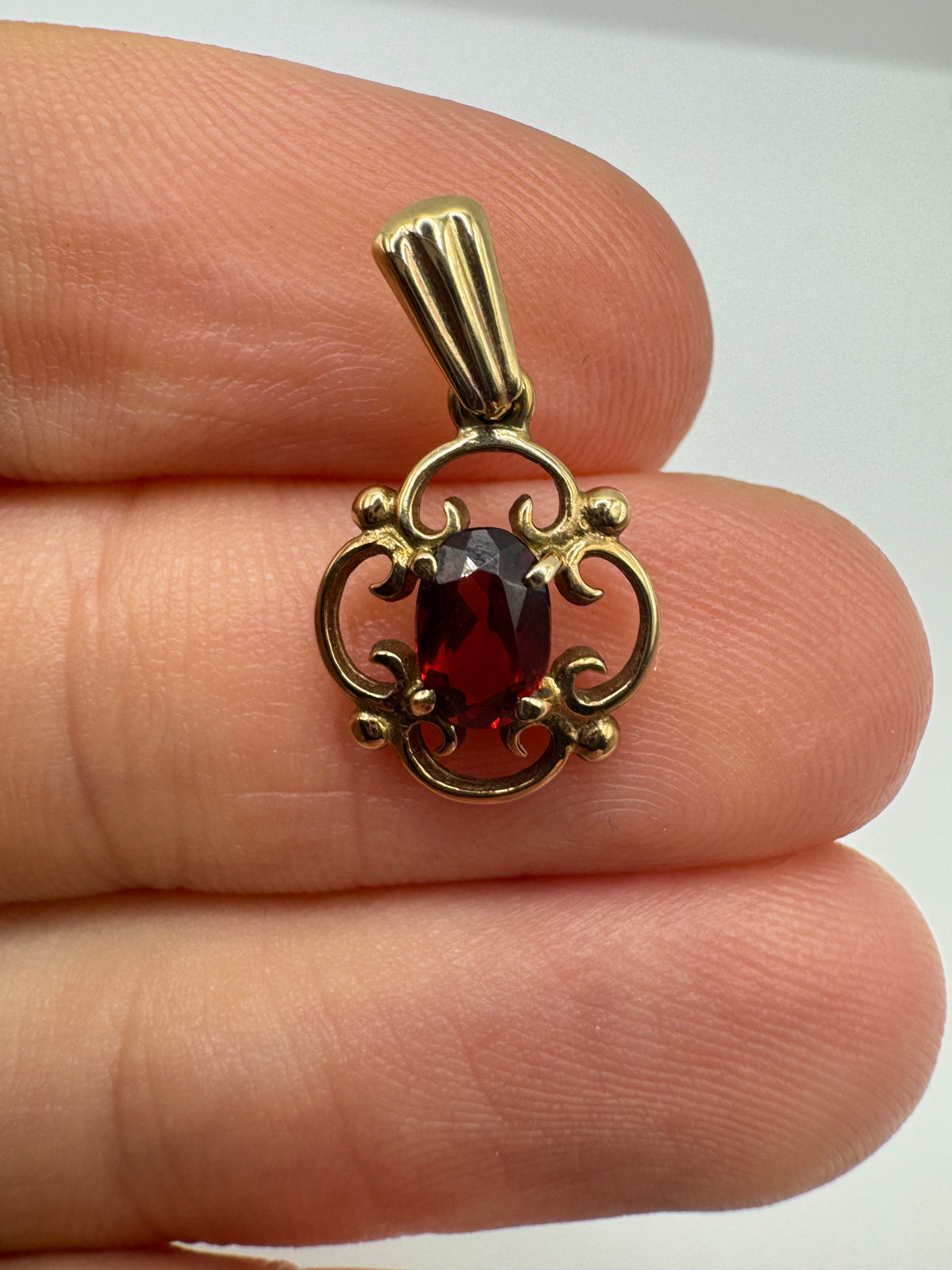 9ct gold garnet pendant