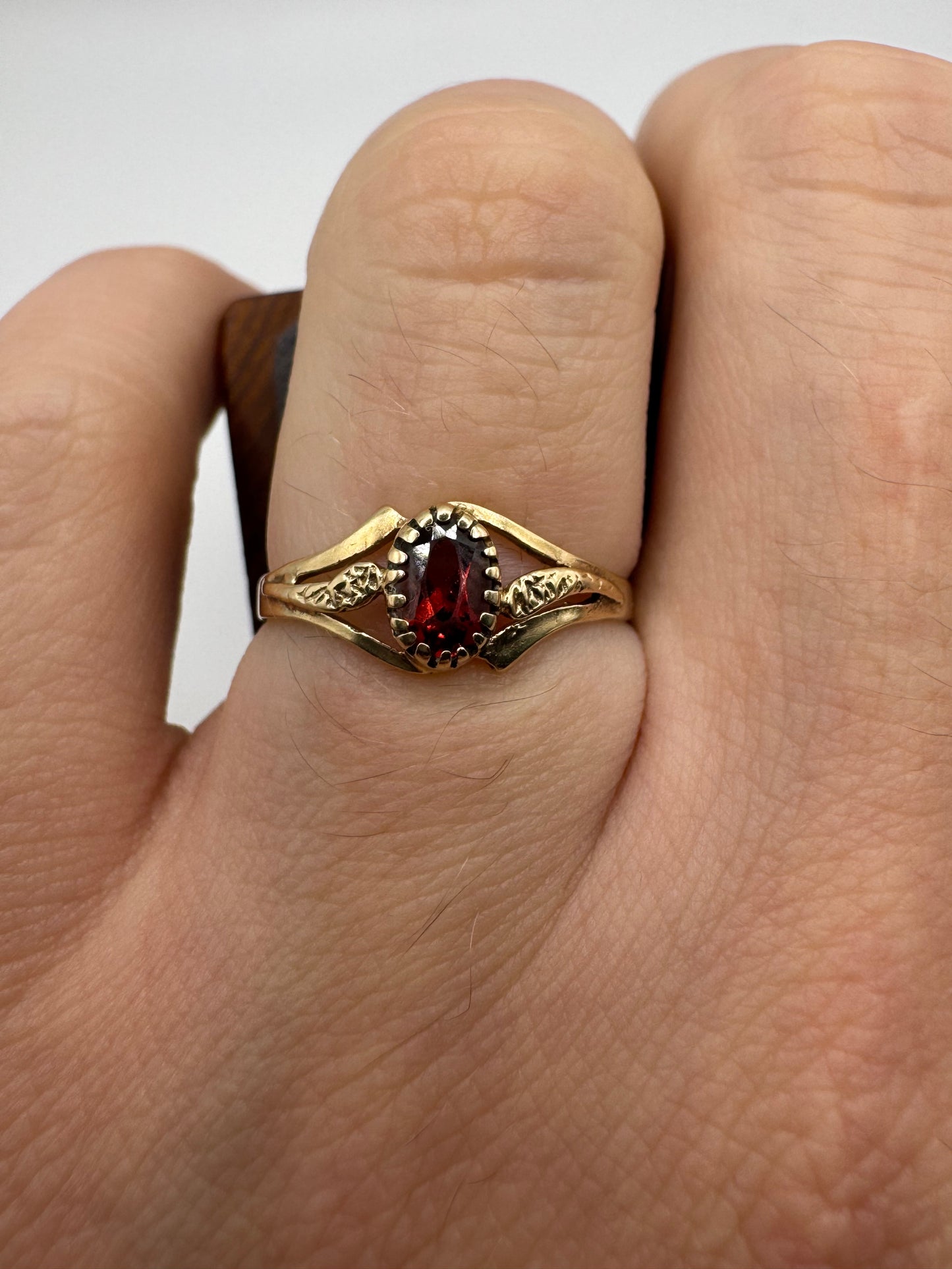 9ct gold garnet ring