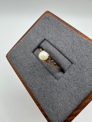 9ct gold pearl ring