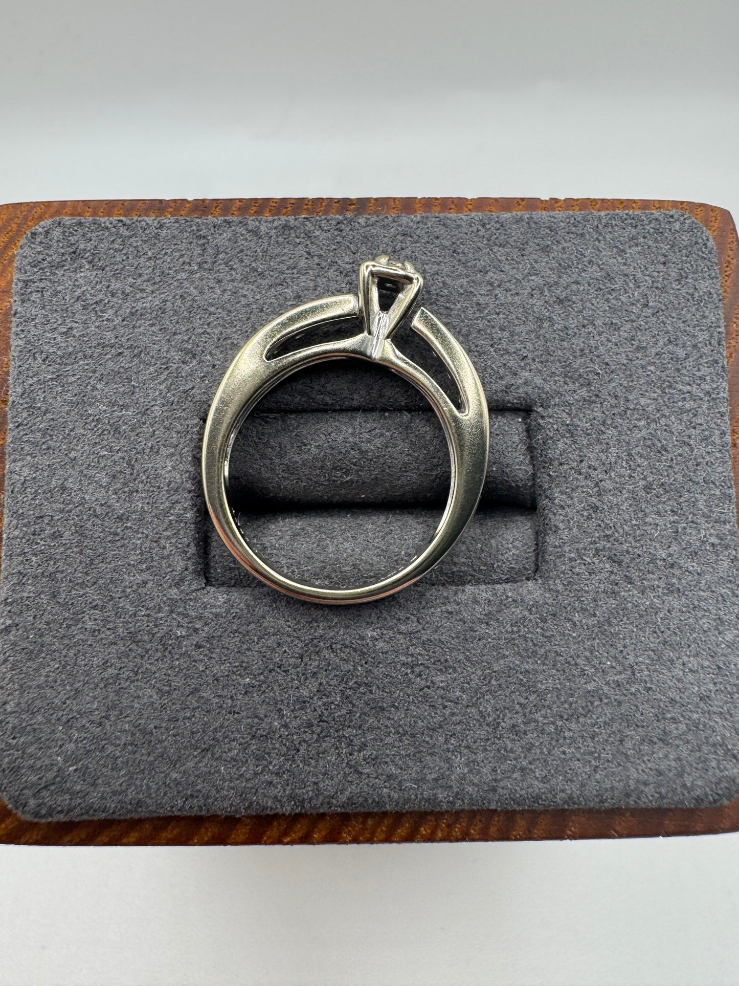 9ct gold 0.25ct diamond ring