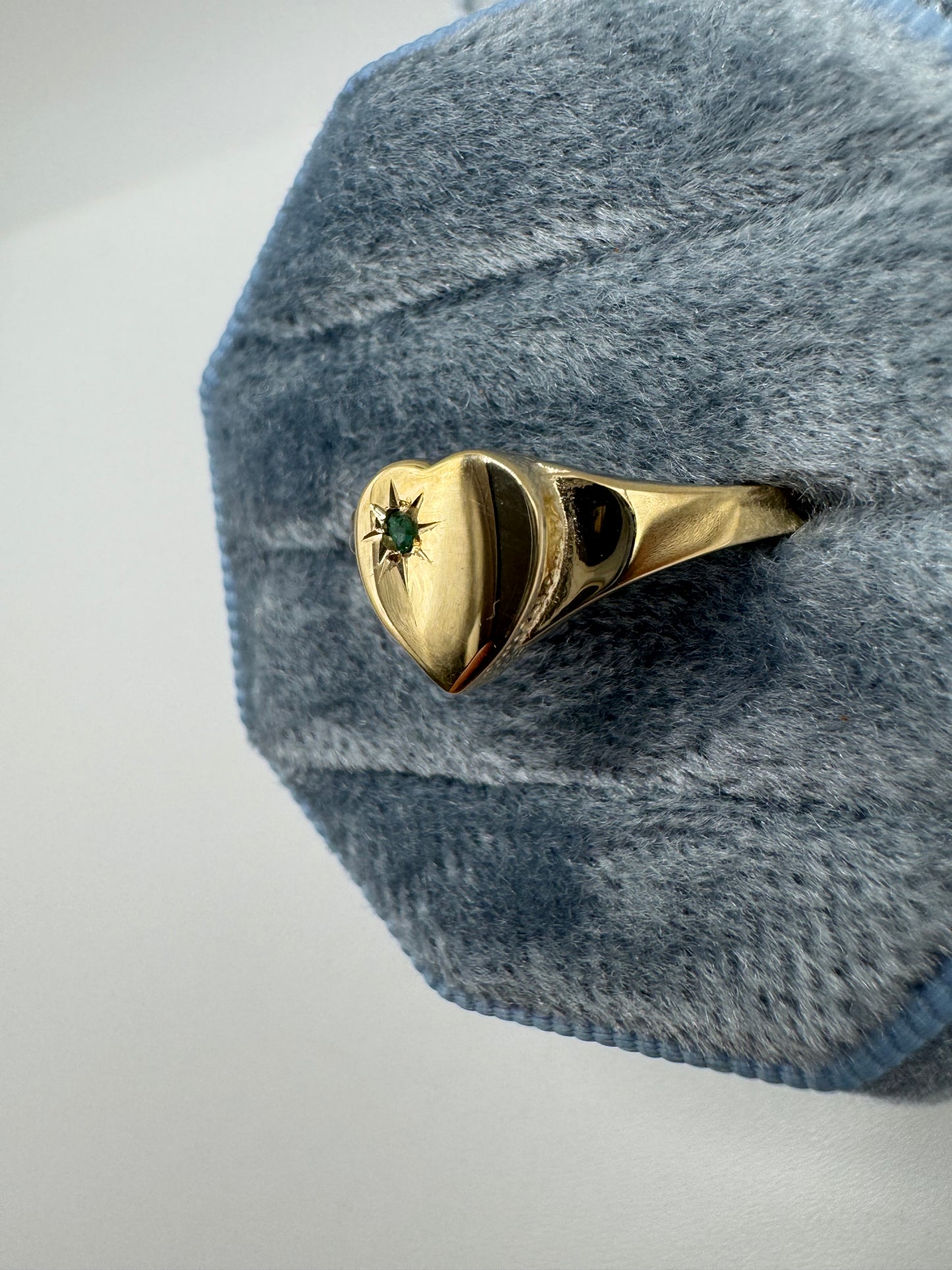 9ct gold emerald heart signet ring