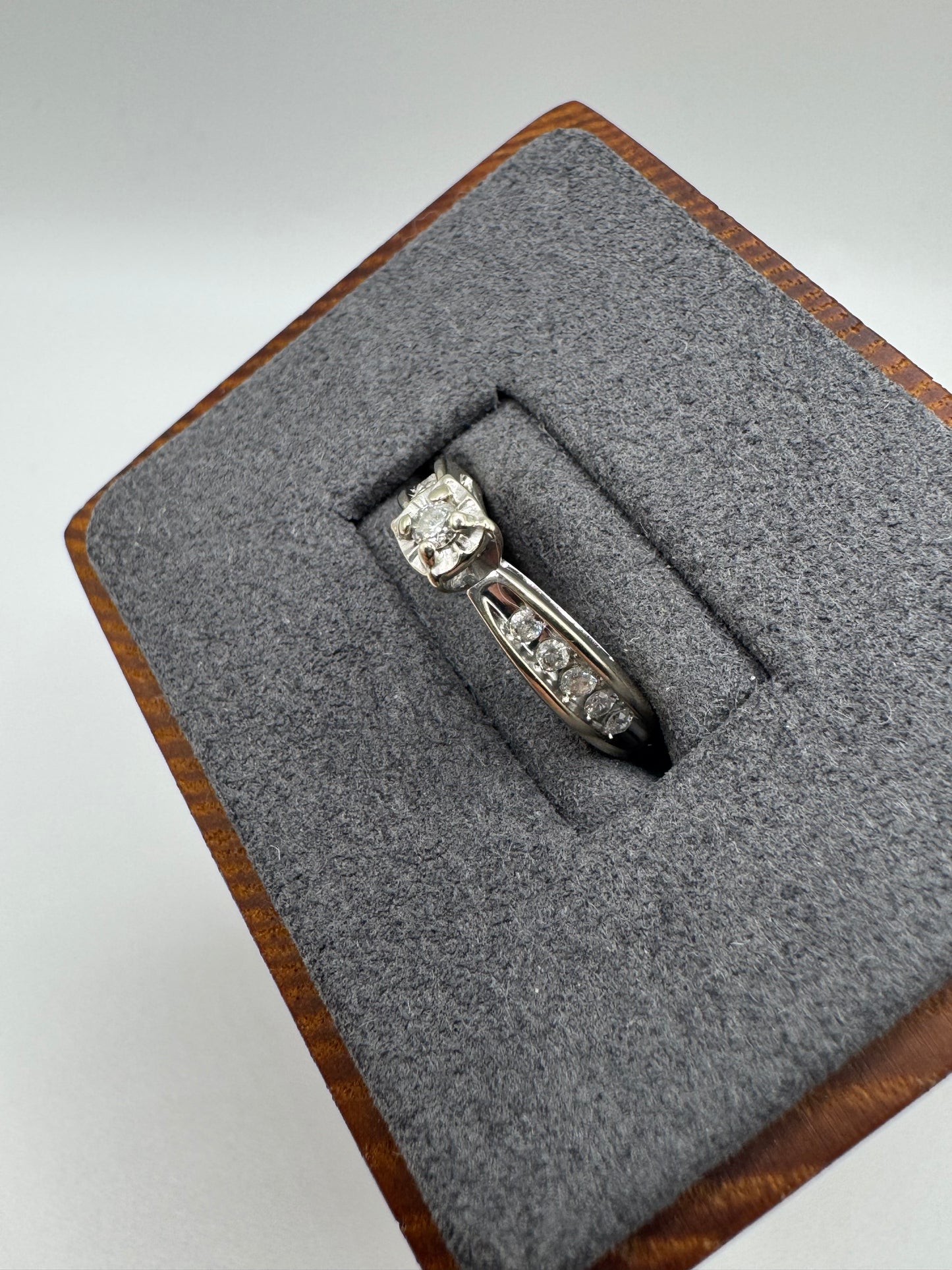 9ct gold 0.25ct diamond ring