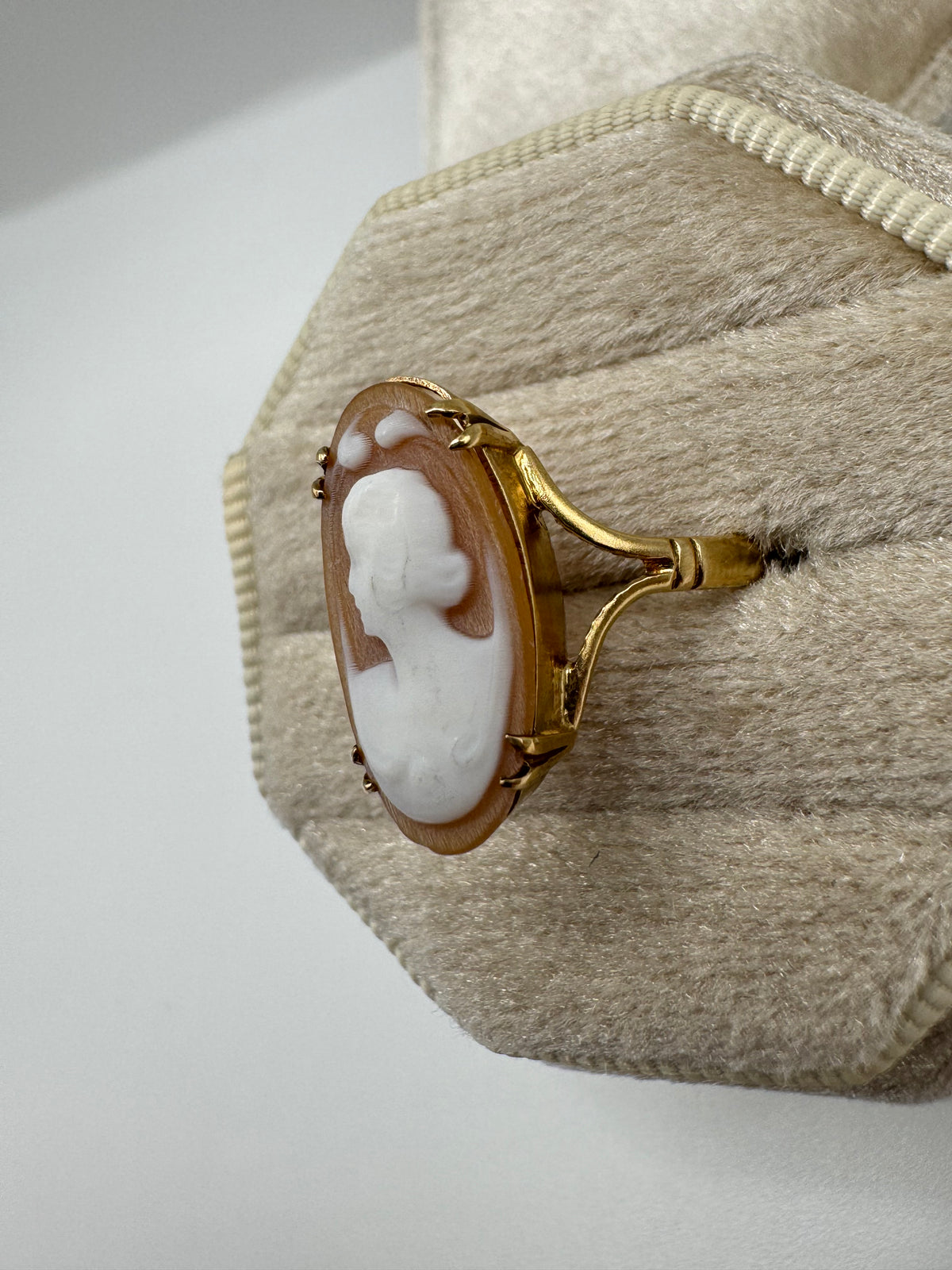 9ct gold cameo ring
