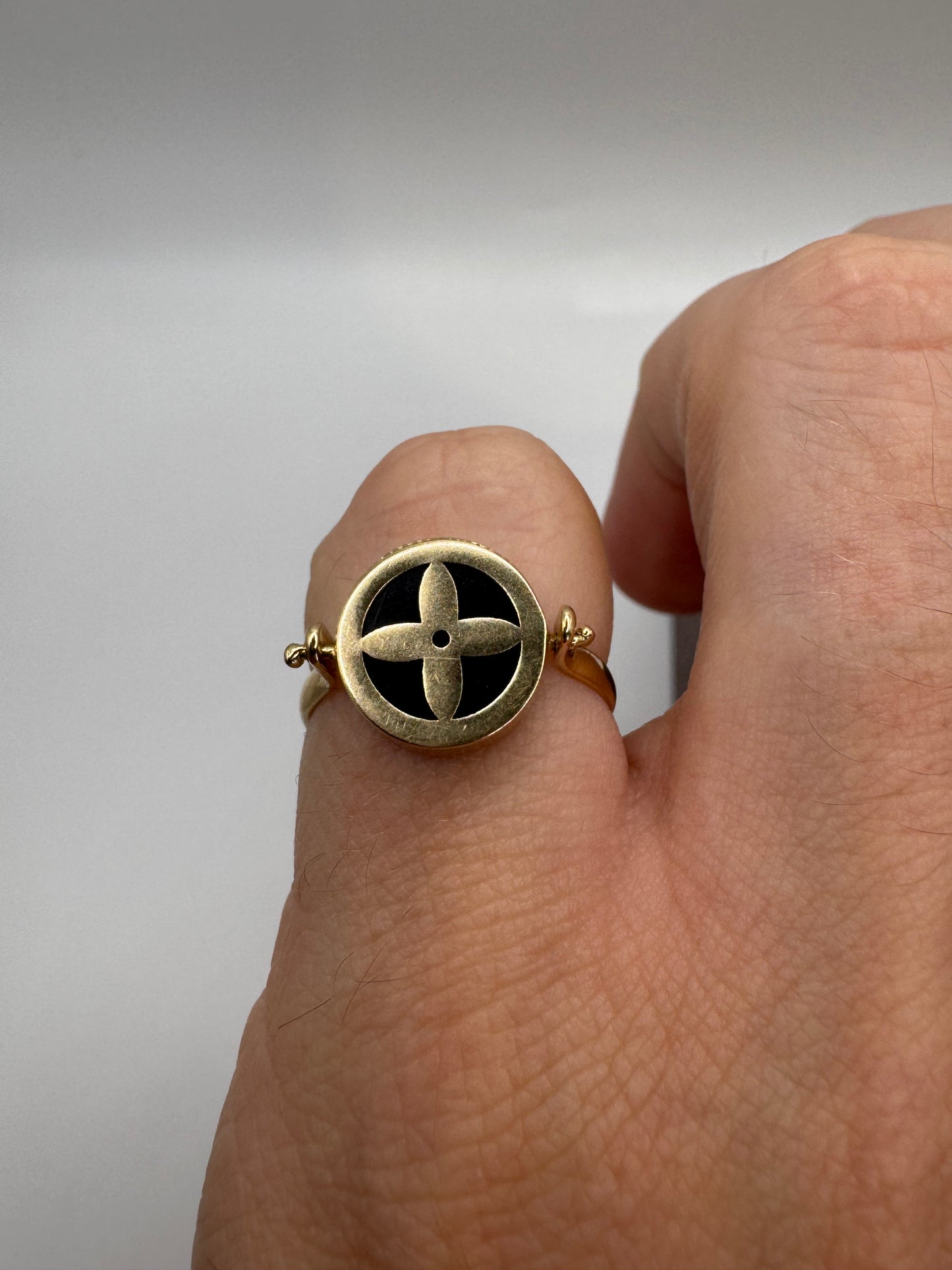 18ct gold enamelled cross spinning ring