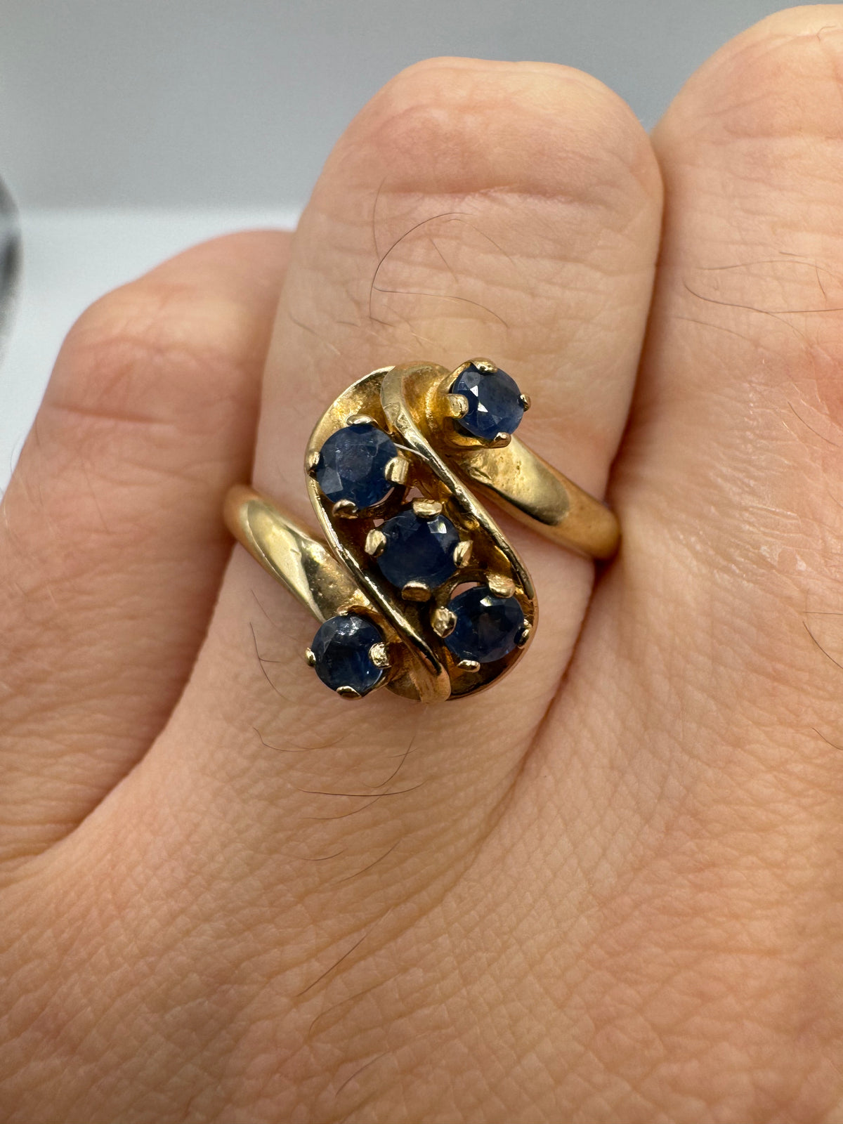 9ct gold sapphire swirl ring