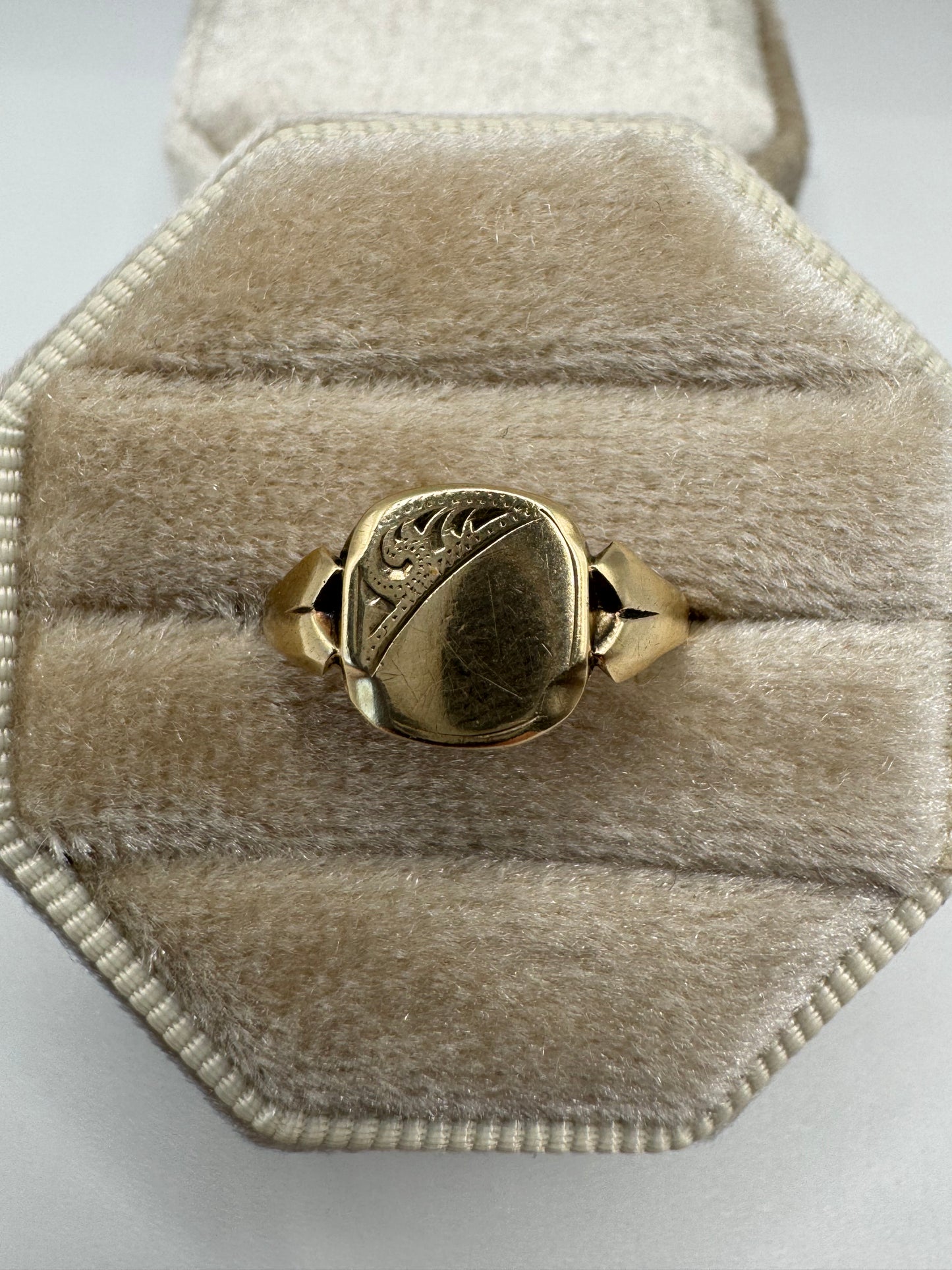 9ct gold engraved signet ring