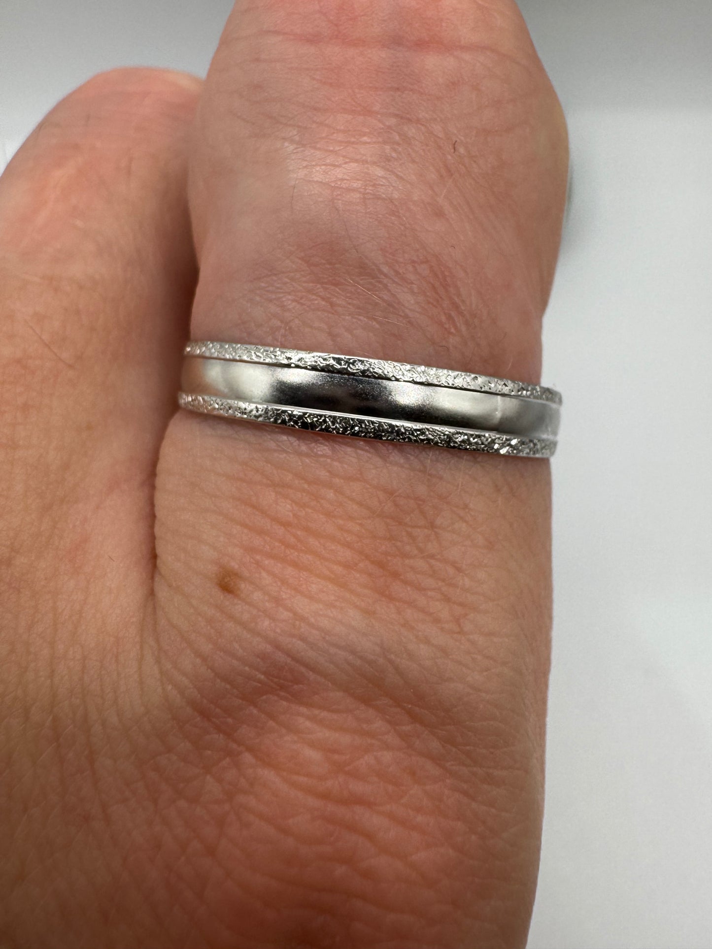 9ct white gold patterned band