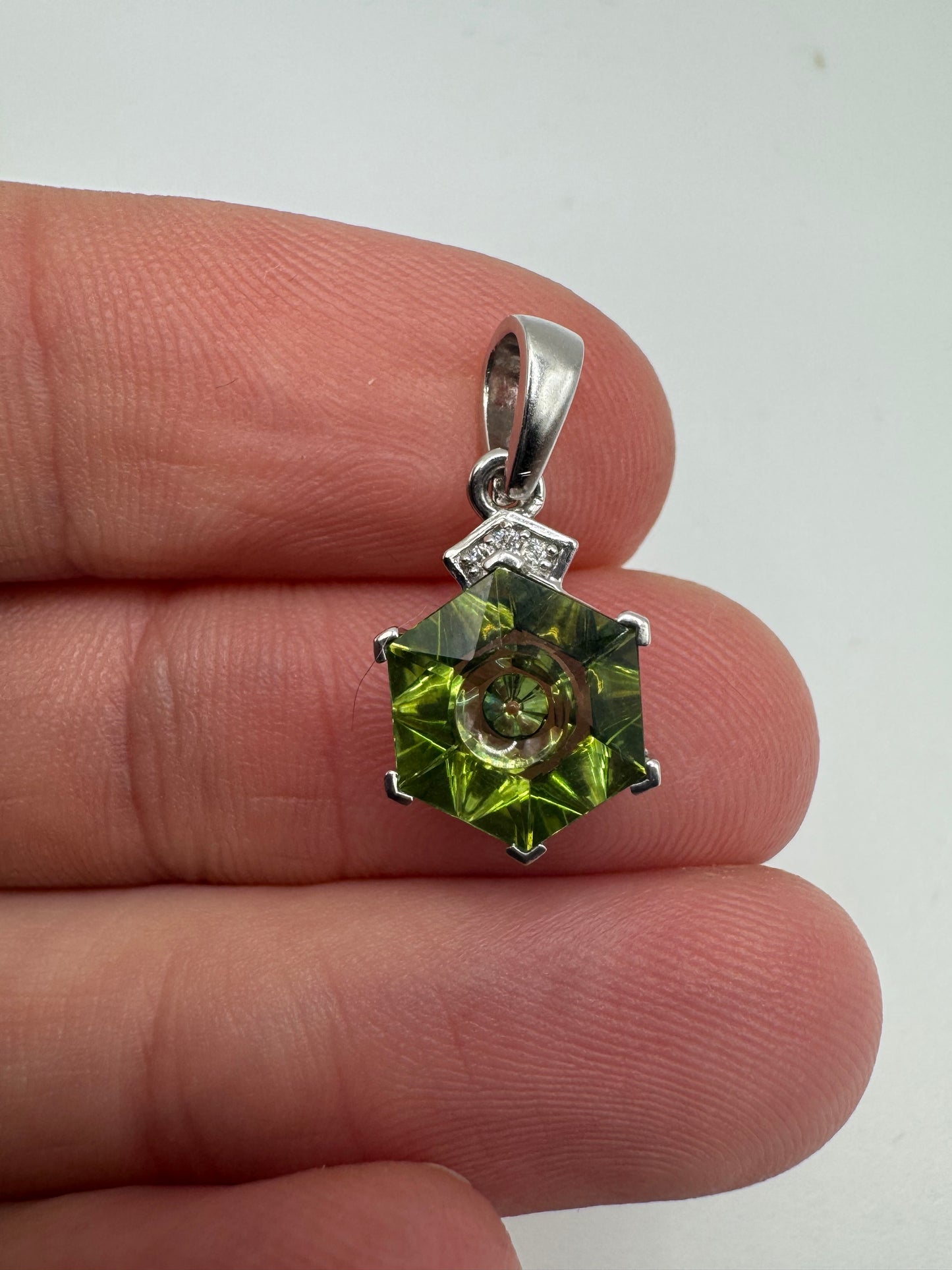 9ct white gold Glen Lehrer peridot and diamond pendant