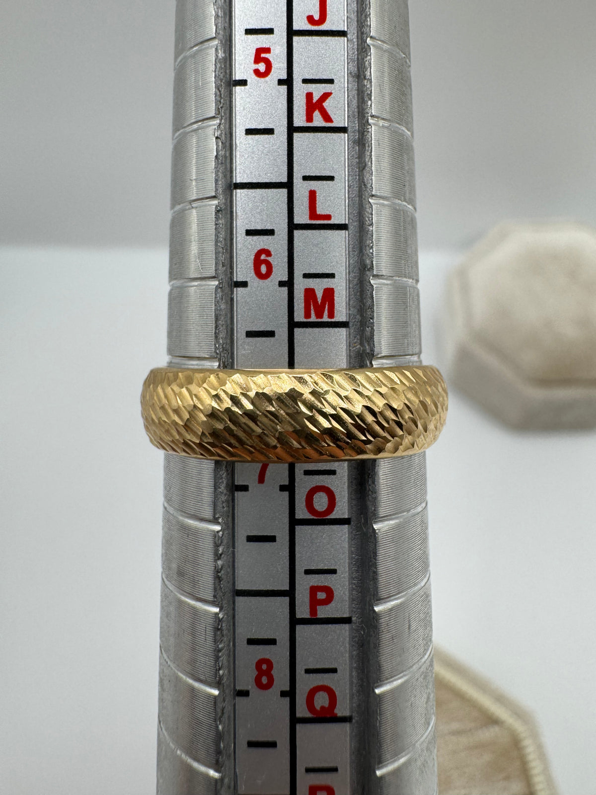 9ct gold patterned band