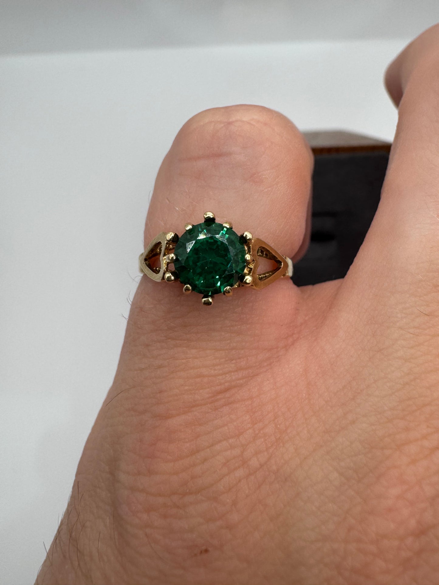 9ct gold spinel ring