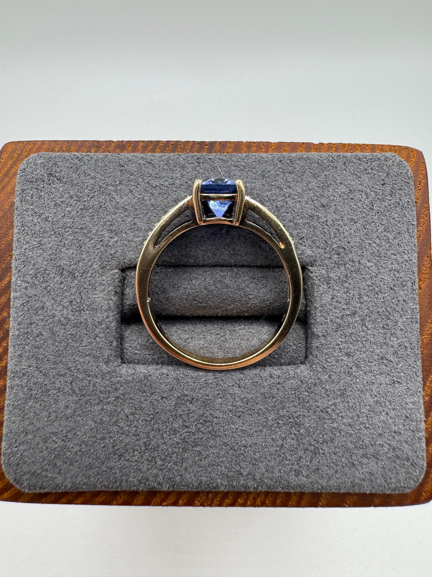 9ct gold tanzanite and diamond ring