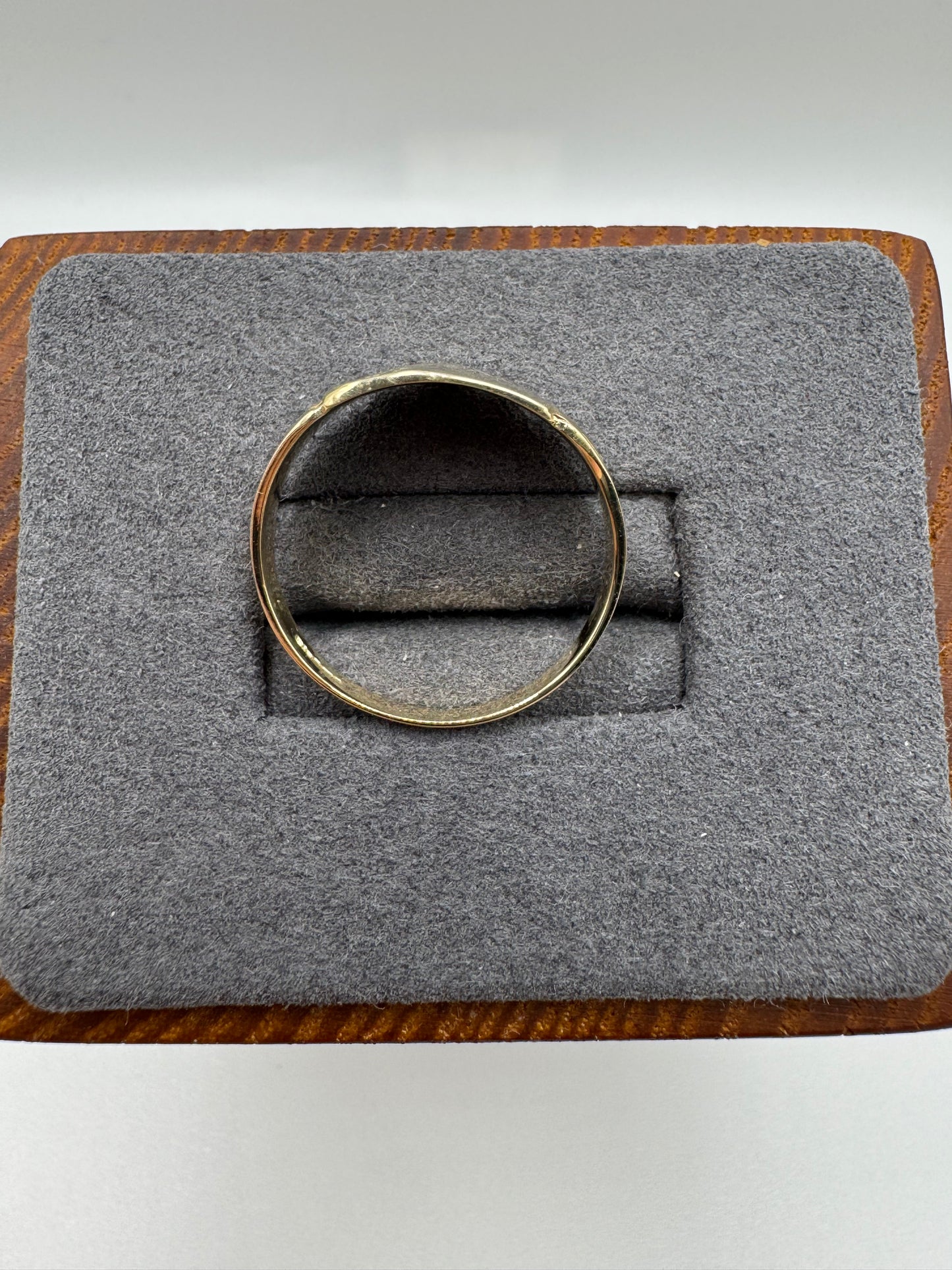 9ct gold engraved shield signet ring