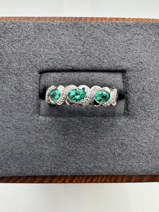 18ct white gold emerald and diamond ring