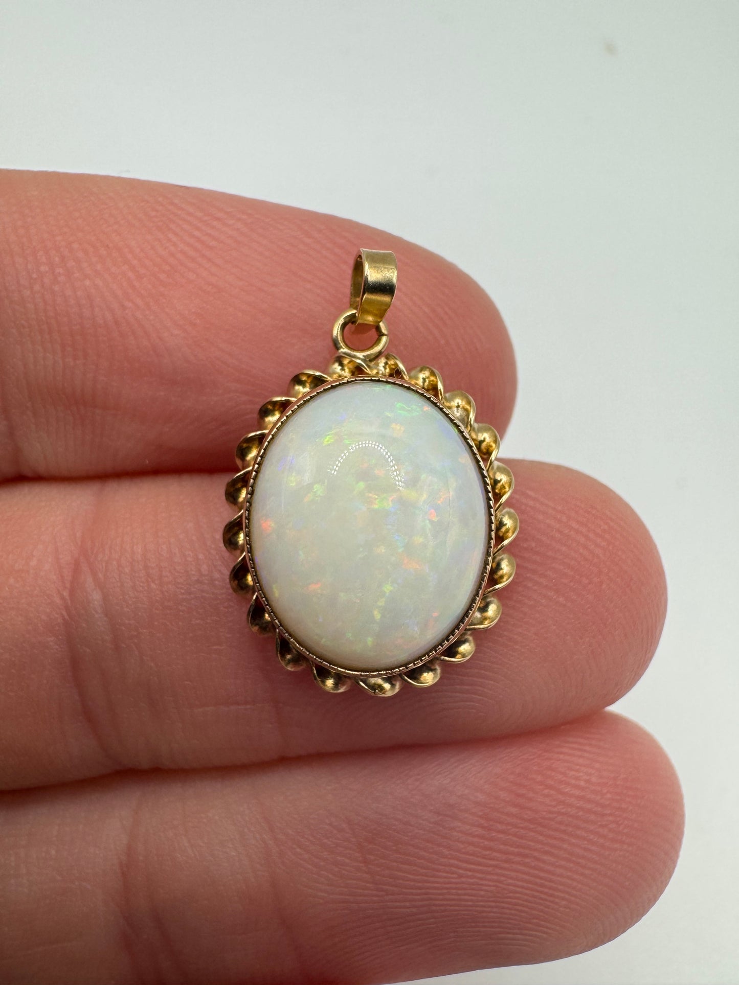 9ct gold opal pendant