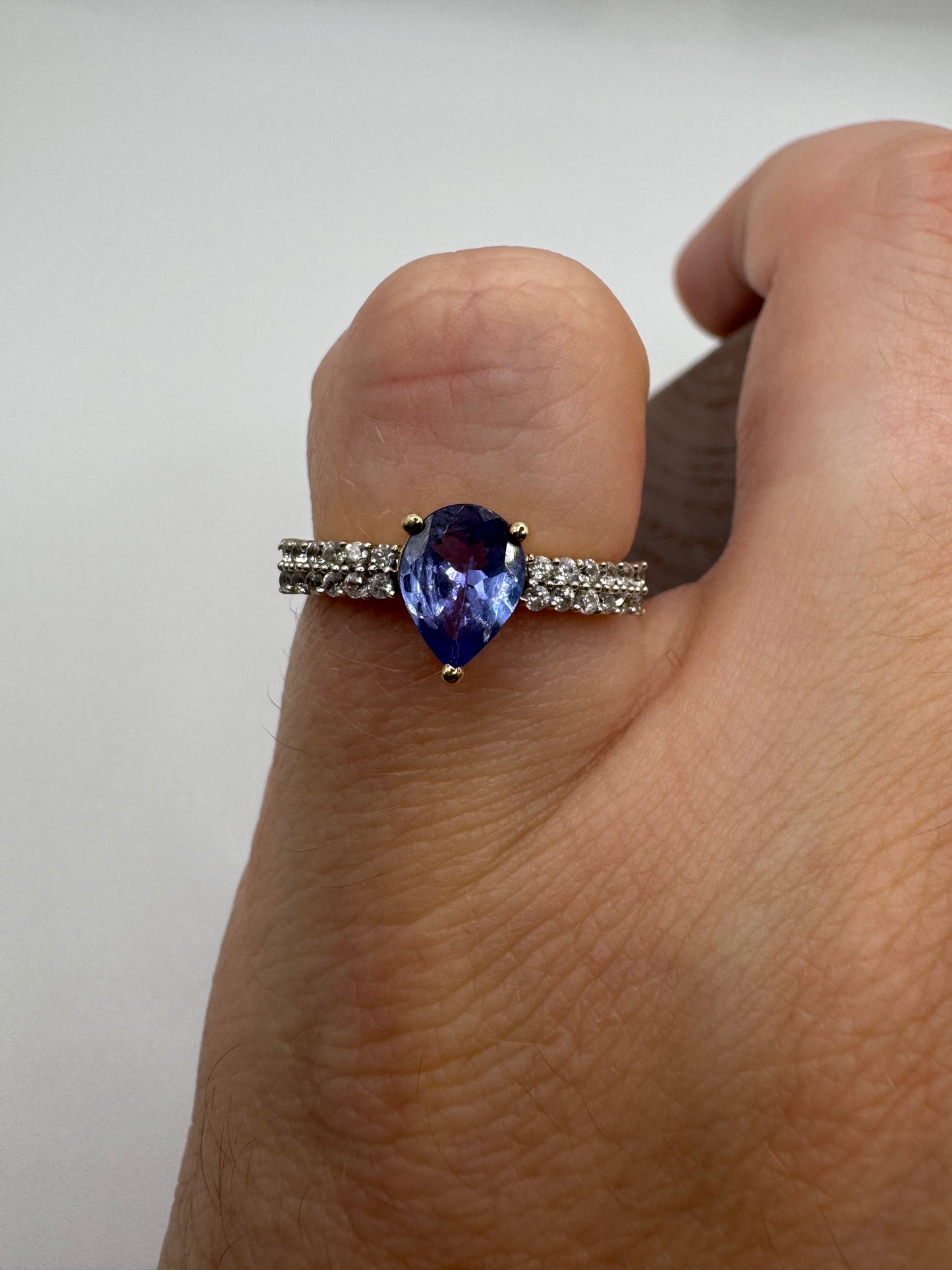 9ct gold tanzanite and diamond ring