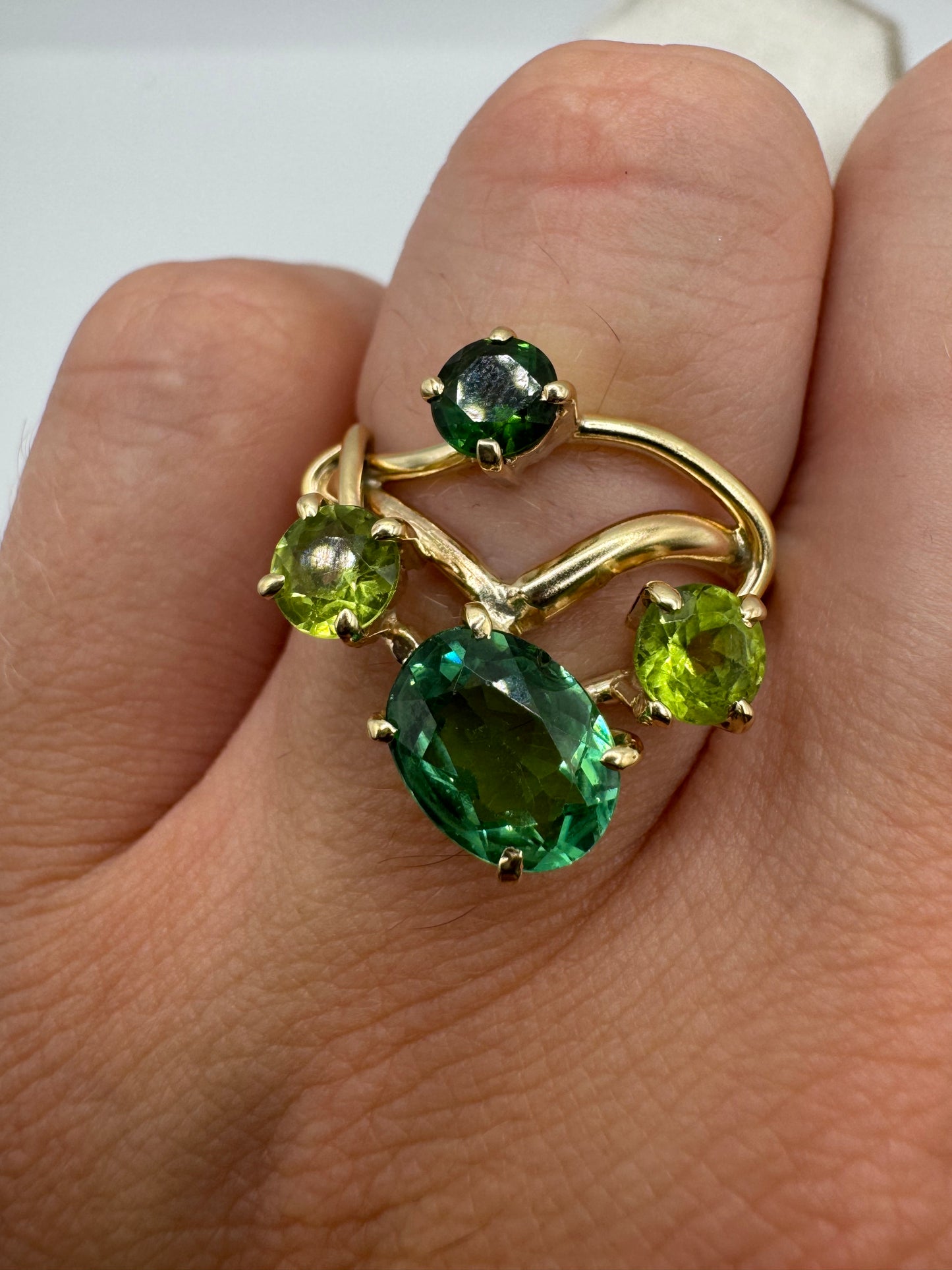 Heavy 9ct gold peridot and quartz fancy wishbone ring