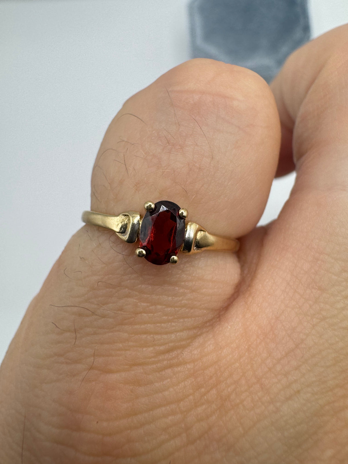 9ct gold garnet ring