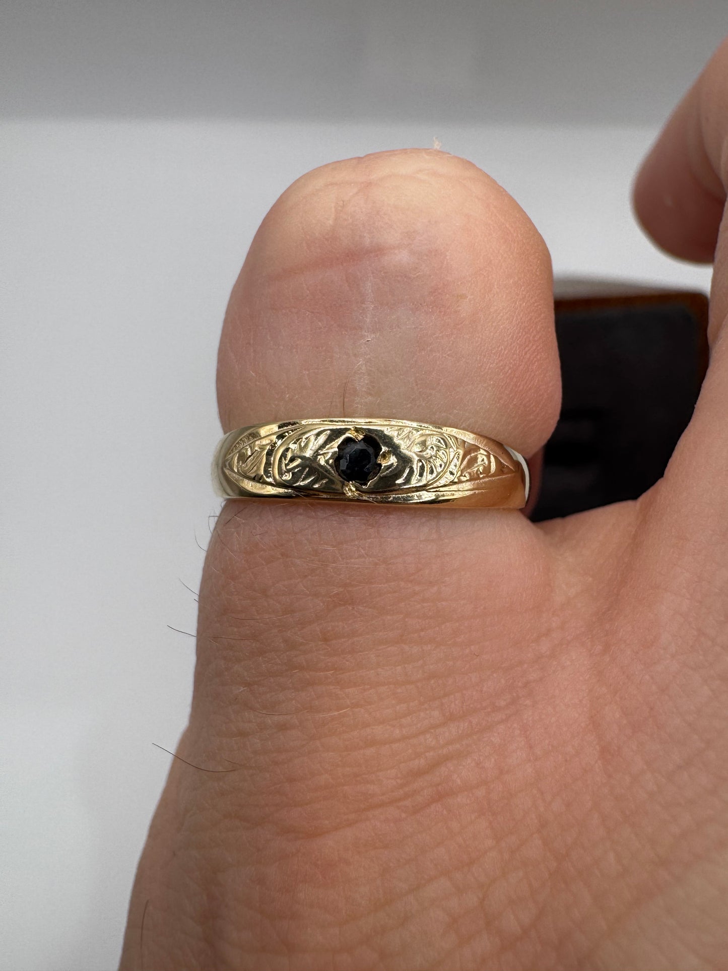 9ct gold sapphire engraved gypsy ring