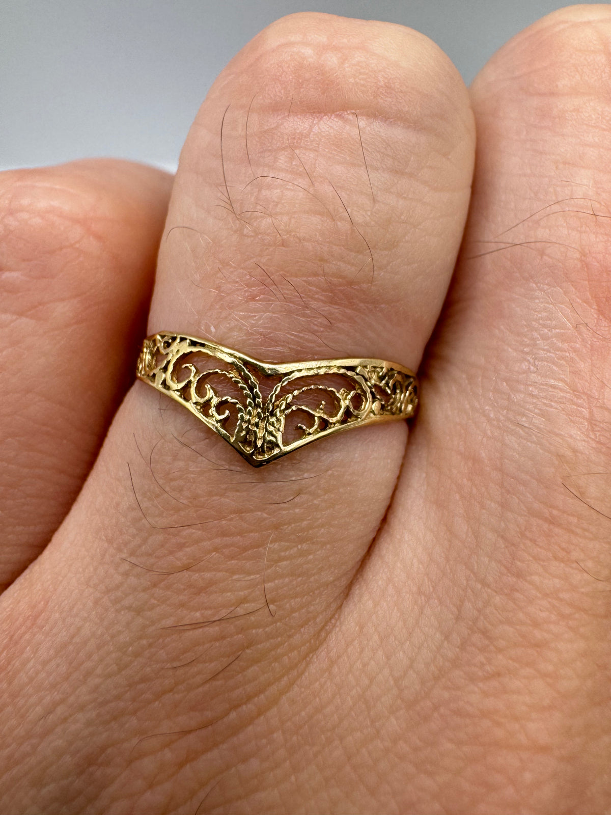 9ct gold patterned wishbone ring