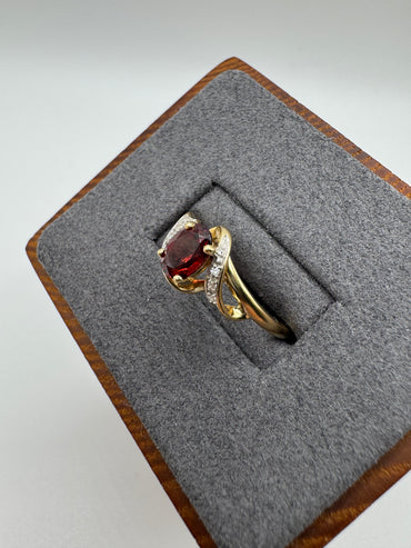 9ct gold garnet and diamond ring